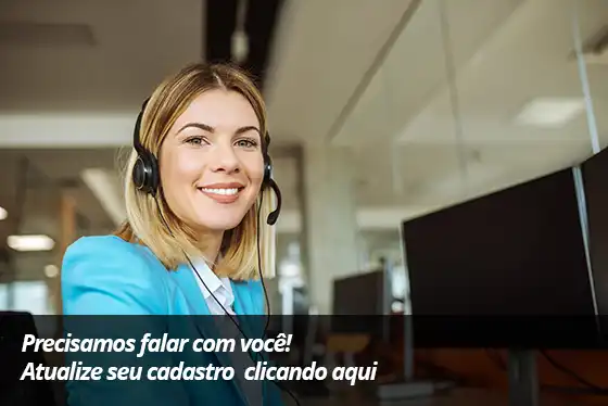 Figura de uma moça com blazer azul e fone de atendimento