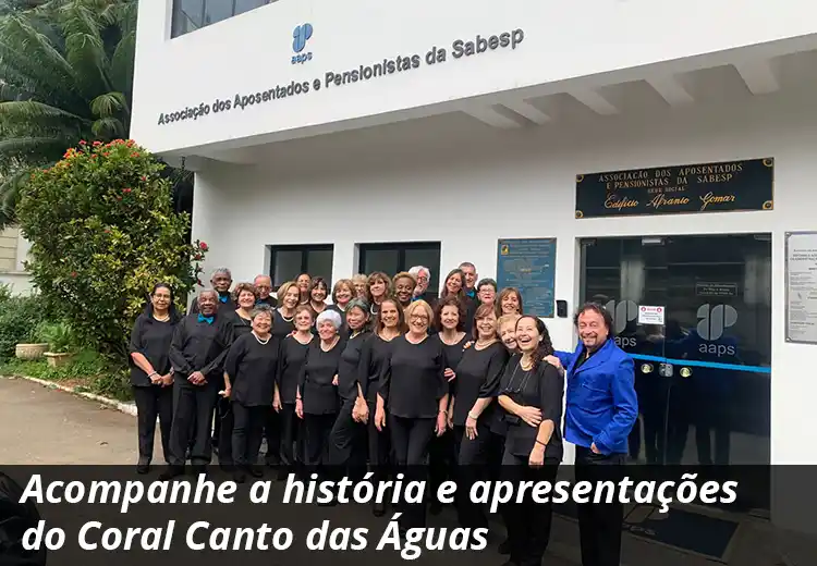 Foto do maestro e dos componentes do Coral em frente ao prédio da AAPS