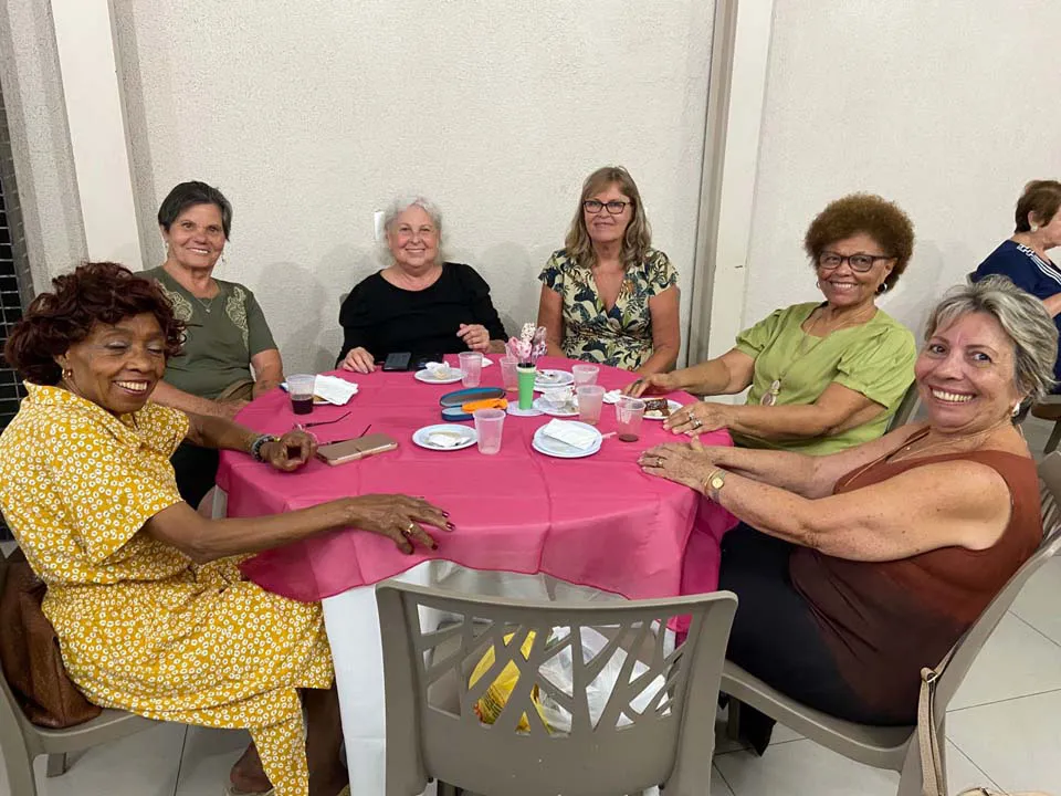 Mulheres reunidas em comemoração ao seu dia