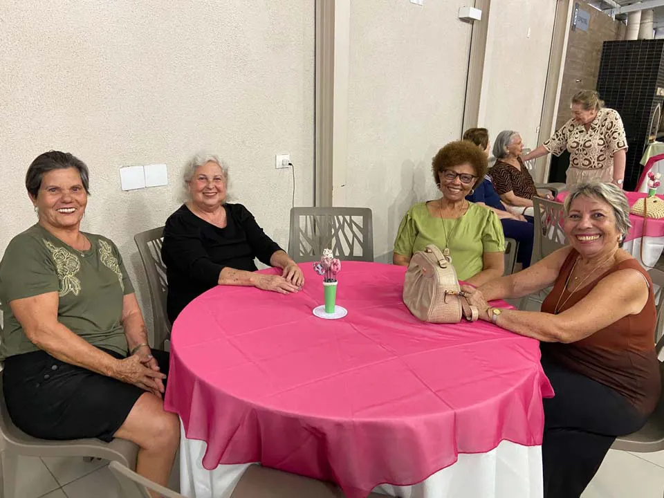 Mulheres reunidas em comemoração ao seu dia