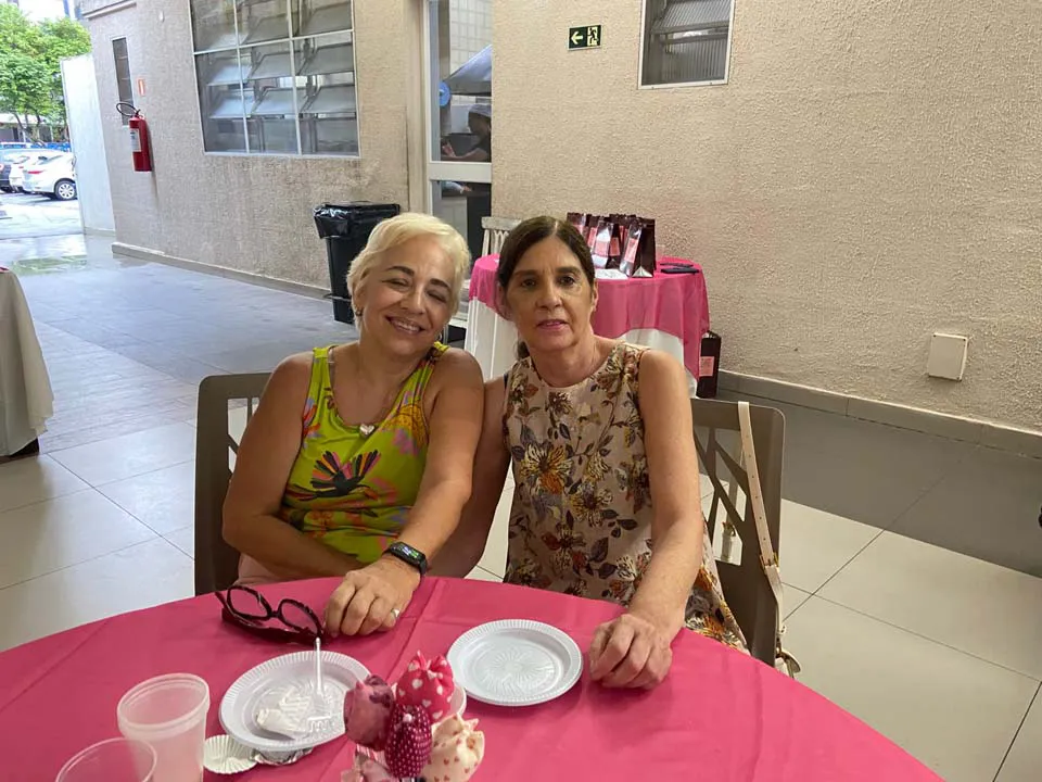 Mulheres reunidas em comemoração ao seu dia