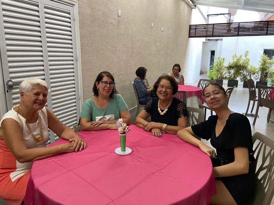 Mulheres reunidas em comemoração ao seu dia