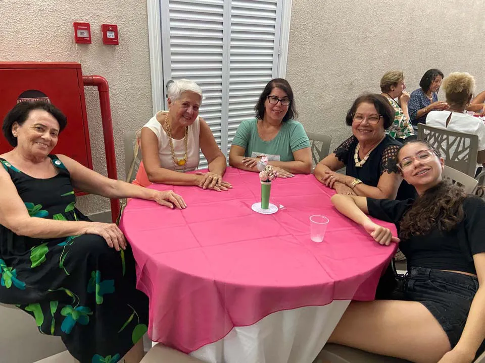 Mulheres reunidas em comemoração ao seu dia