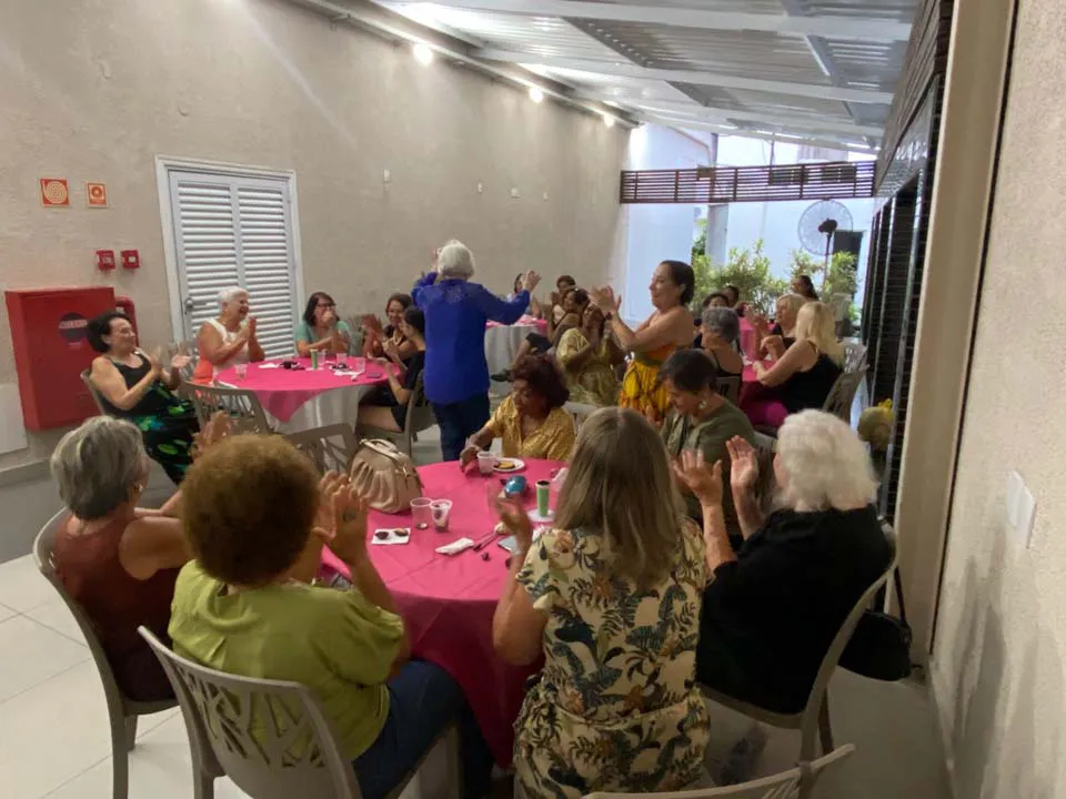 Mulheres reunidas em comemoração ao seu dia