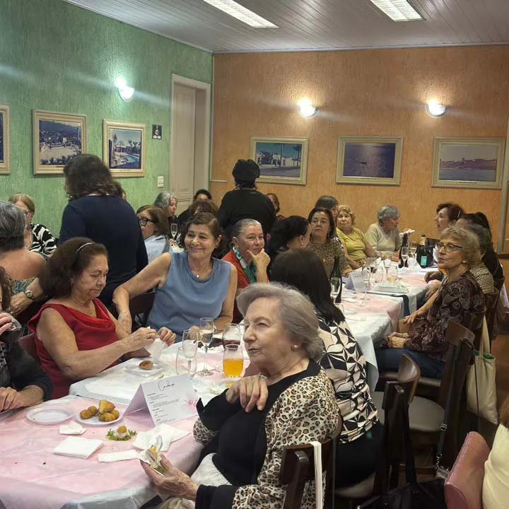 Mulheres reunidas para comemorar o seu dia