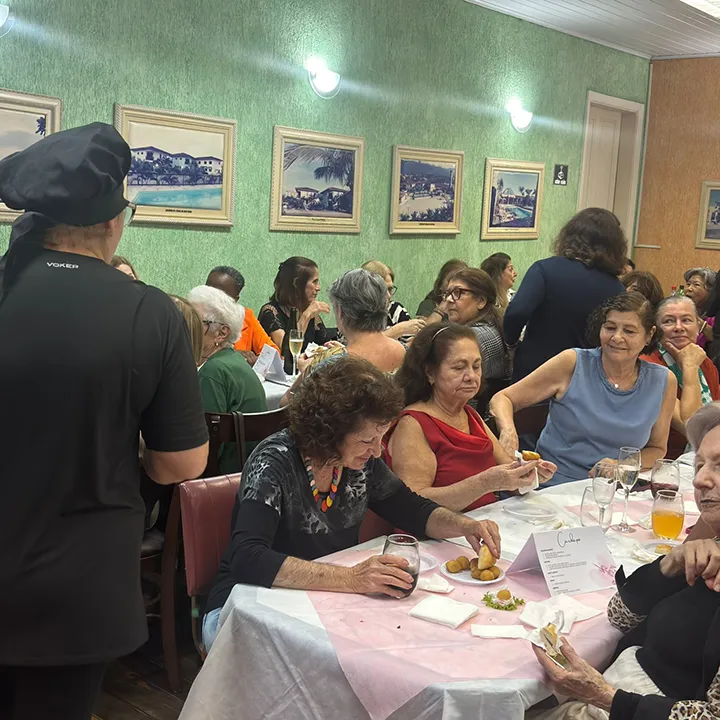 Mulheres reunidas para comemorar o seu dia