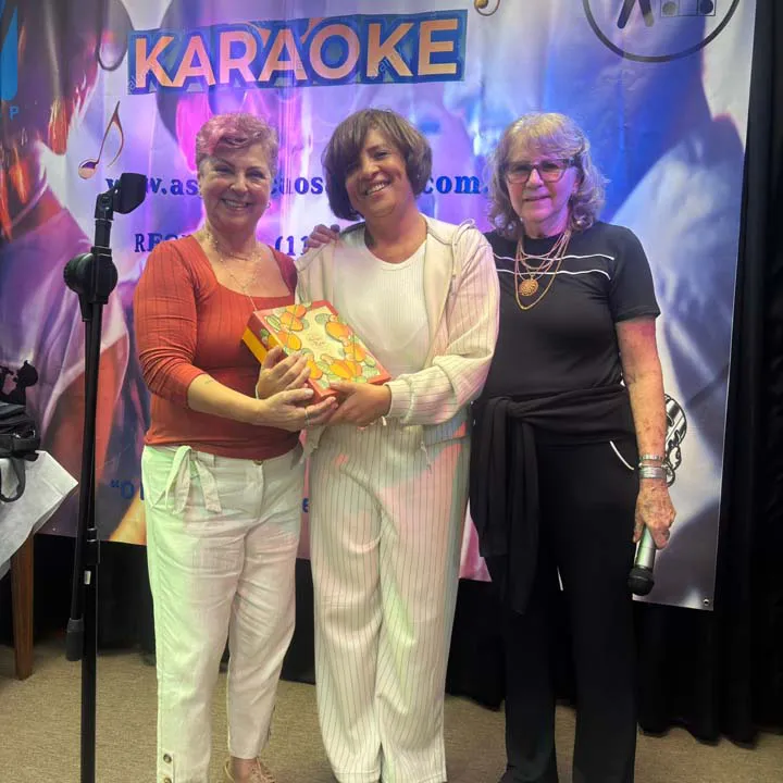 Mulheres reunidas para comemorar o seu dia