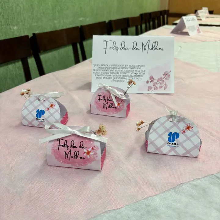 Mulheres reunidas para comemorar o seu dia