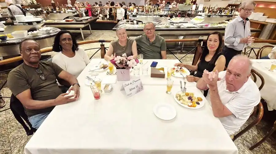 Associados animados dançando na pista de danças