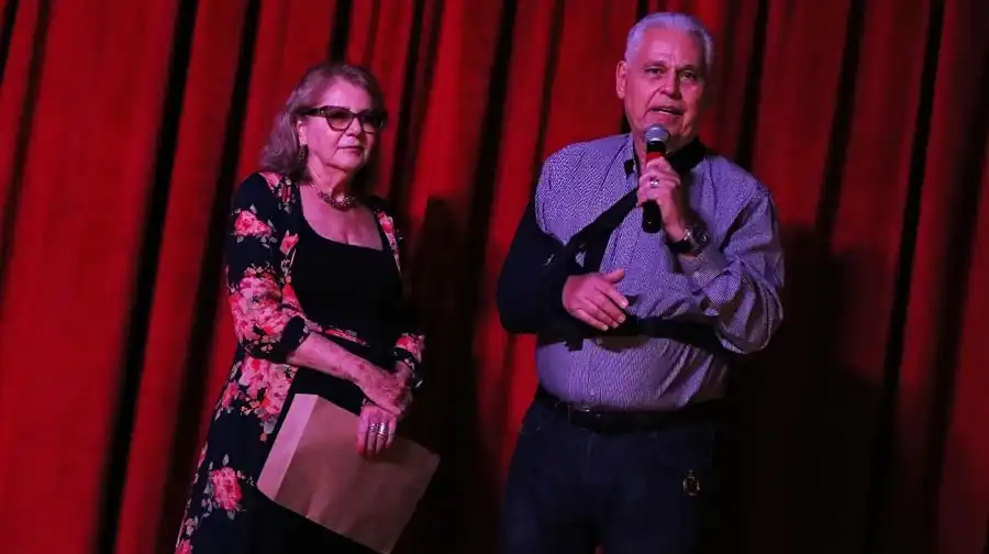 Associados animados dançando na pista de danças