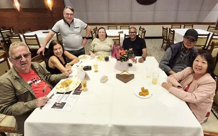 Associados animados dançando na pista de danças