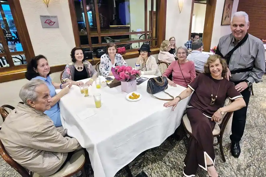 Associados animados dançando na pista de danças