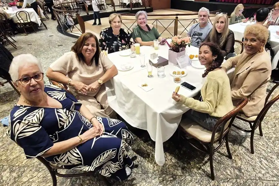 Associados animados dançando na pista de danças