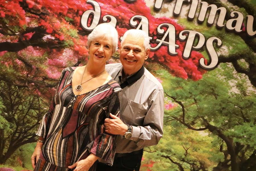 Associados animados dançando na pista de danças