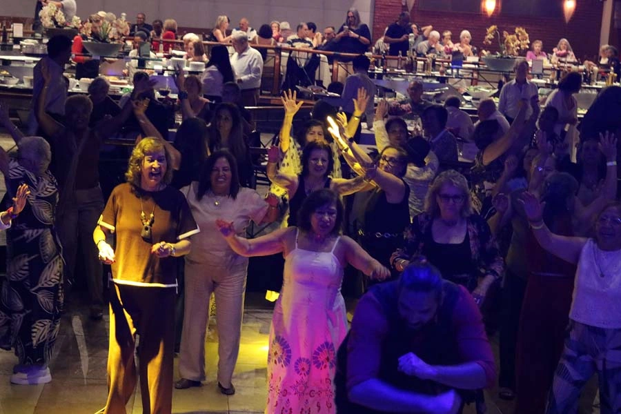 Associados animados dançando na pista de danças