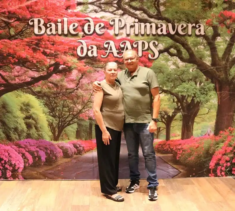 Associados animados dançando na pista de danças