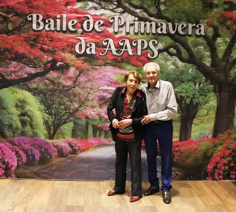 Associados animados dançando na pista de danças