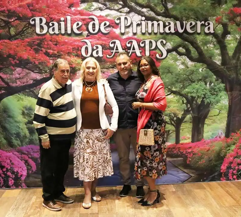 Associados animados dançando na pista de danças