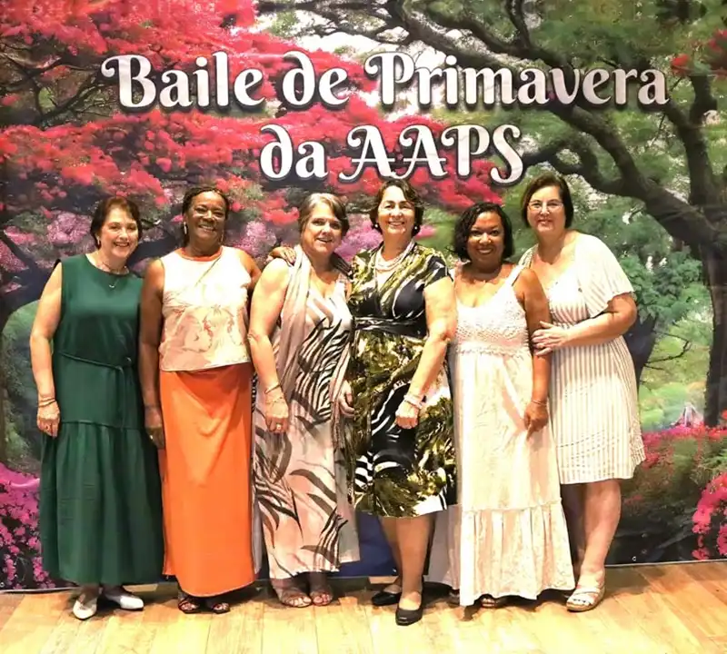 Associados animados dançando na pista de danças