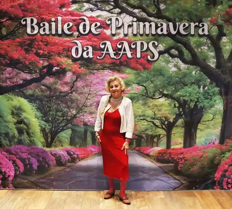 Associados animados dançando na pista de danças