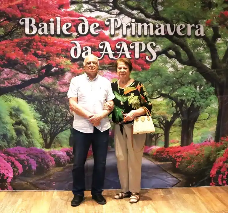 Associados animados dançando na pista de danças