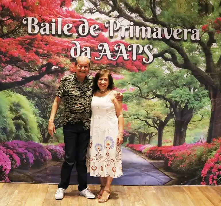 Associados animados dançando na pista de danças