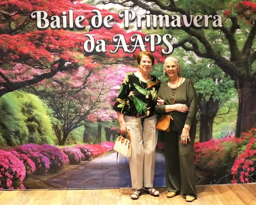 Associados animados dançando na pista de danças