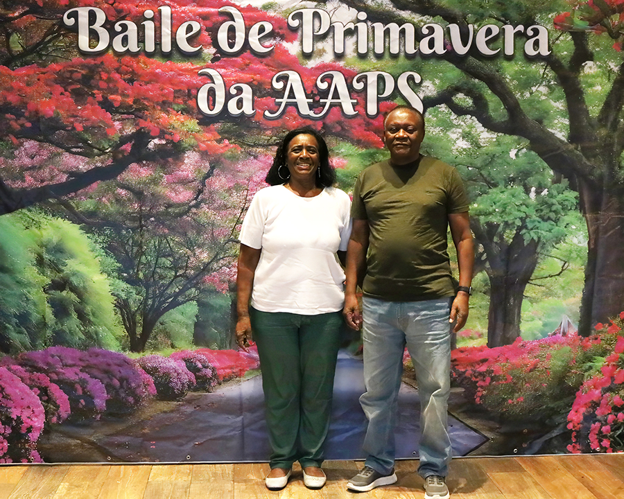 Associados animados dançando na pista de danças