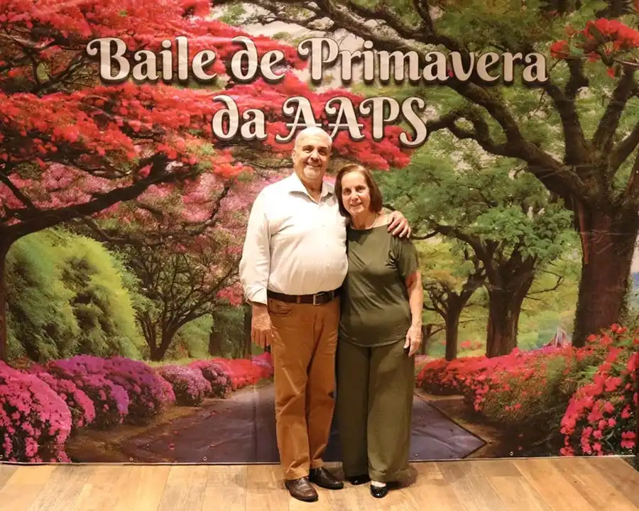 Associados animados dançando na pista de danças