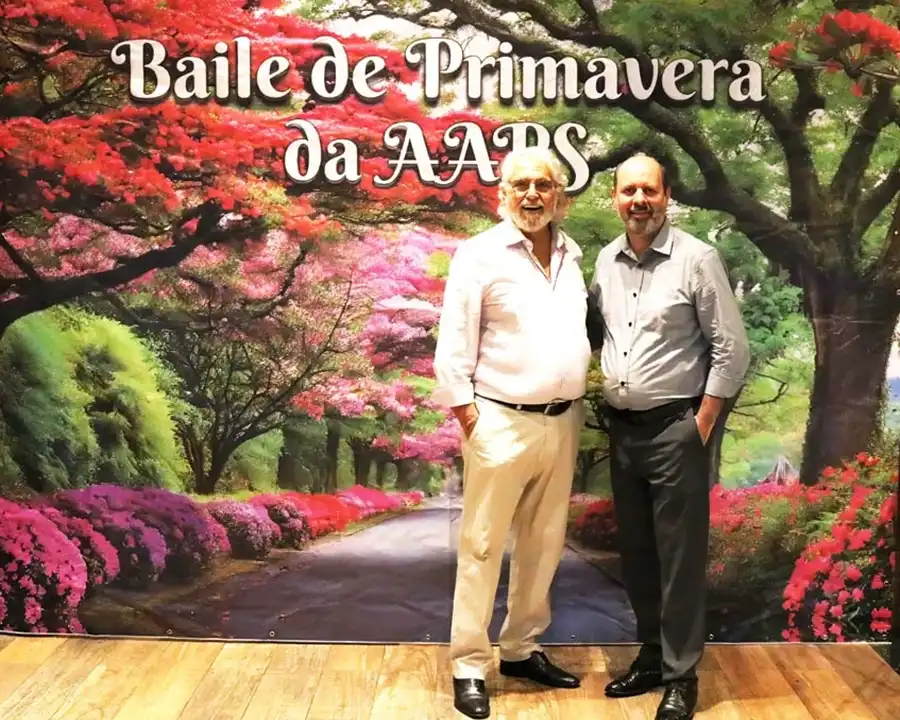 Associados animados dançando na pista de danças